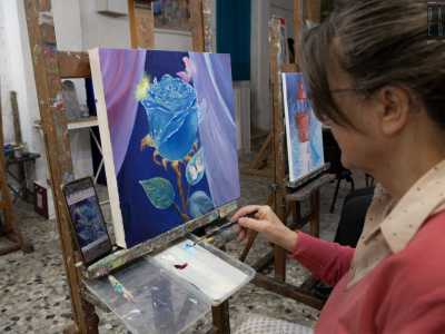 ...che sta realizzando di una grande rosa blu